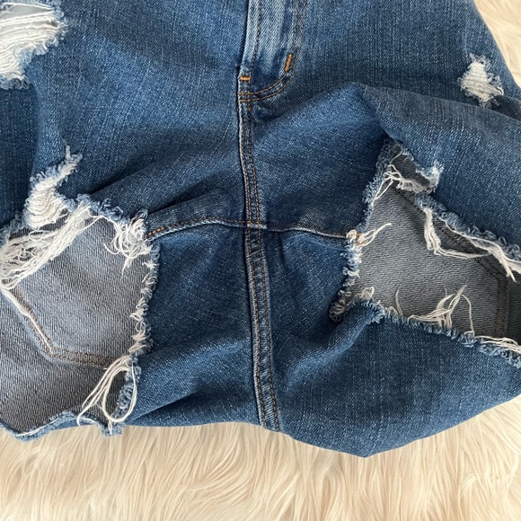 {Old Navy} Boyfriend Distressed Mid-Rise Jean Shorts in Blue - Womens 8 - Picture 7 of 10